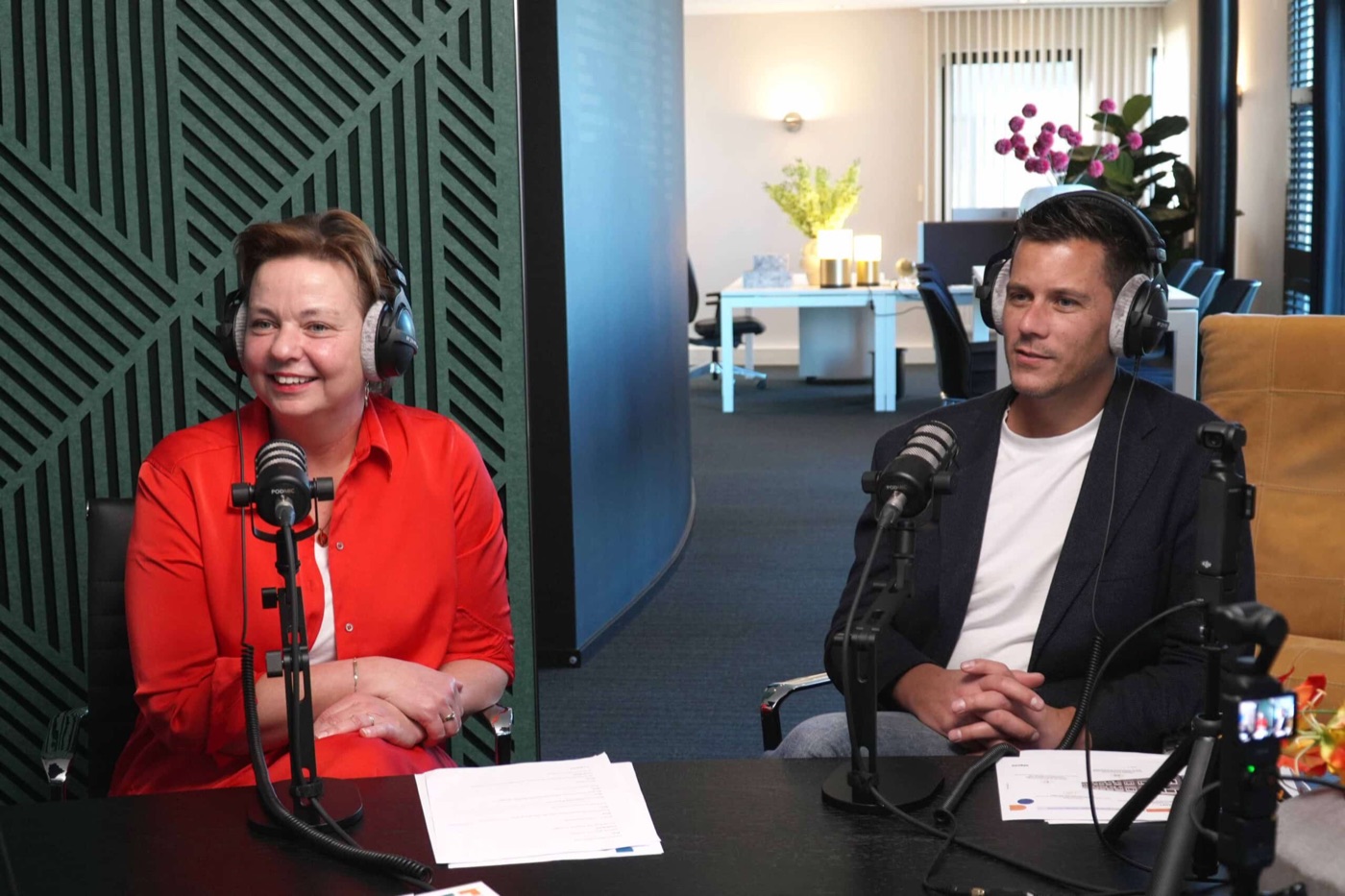 Podcastopname in de studio met Annemiek Glorie en Joris Billen van Algeco
